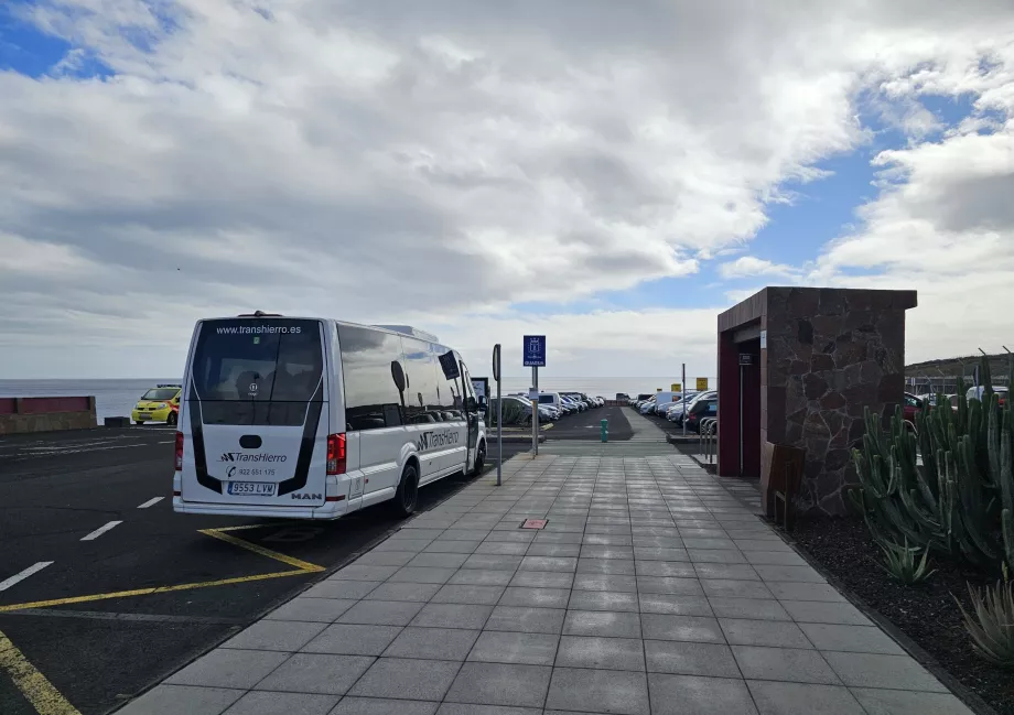 Fermata dell'autobus di fronte al terminal