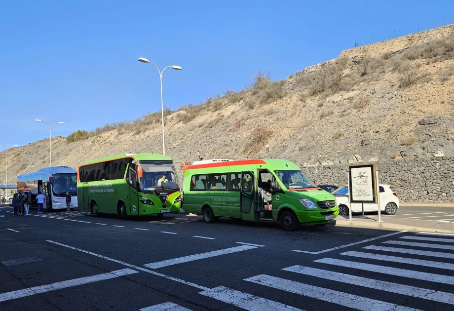 Gli autobus del trasporto pubblico si fermano davanti al terminal