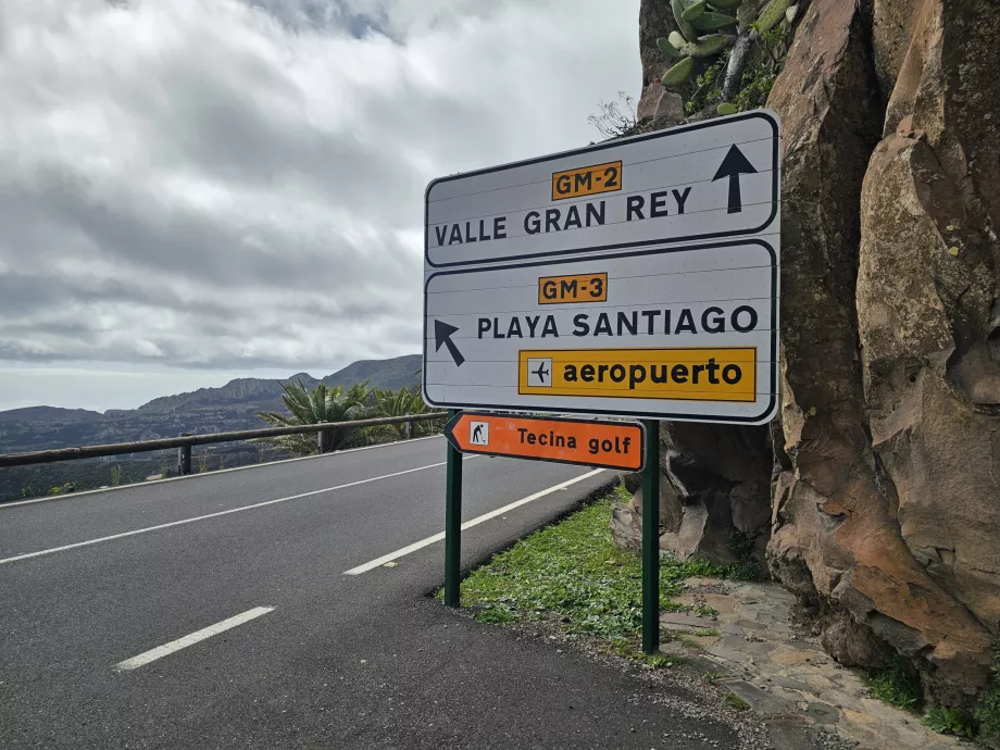 Cartelli direzionali sulle strade