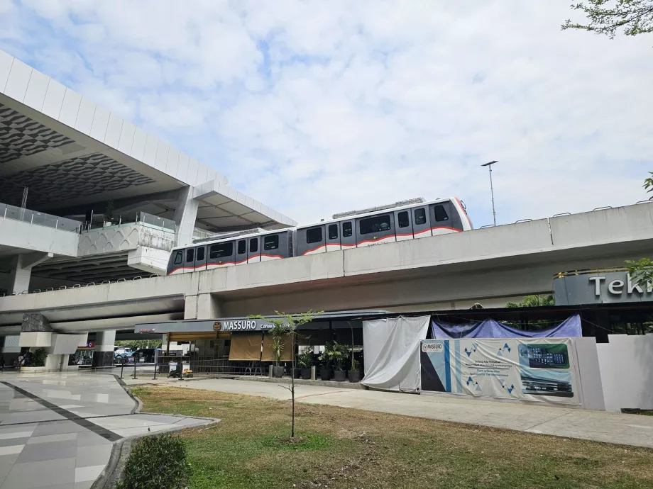 Treno tra i terminal e la stazione ferroviaria