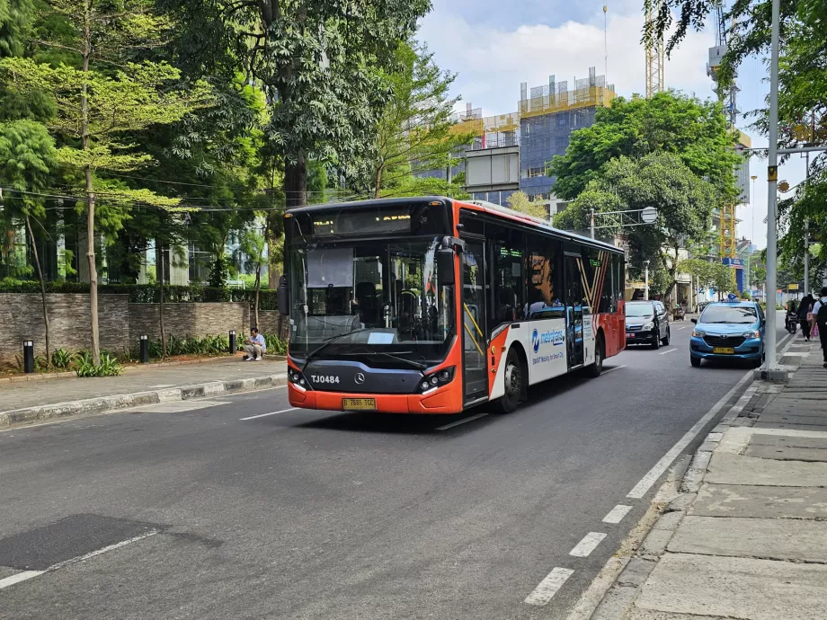 Autobus rossi e bianchi più lenti