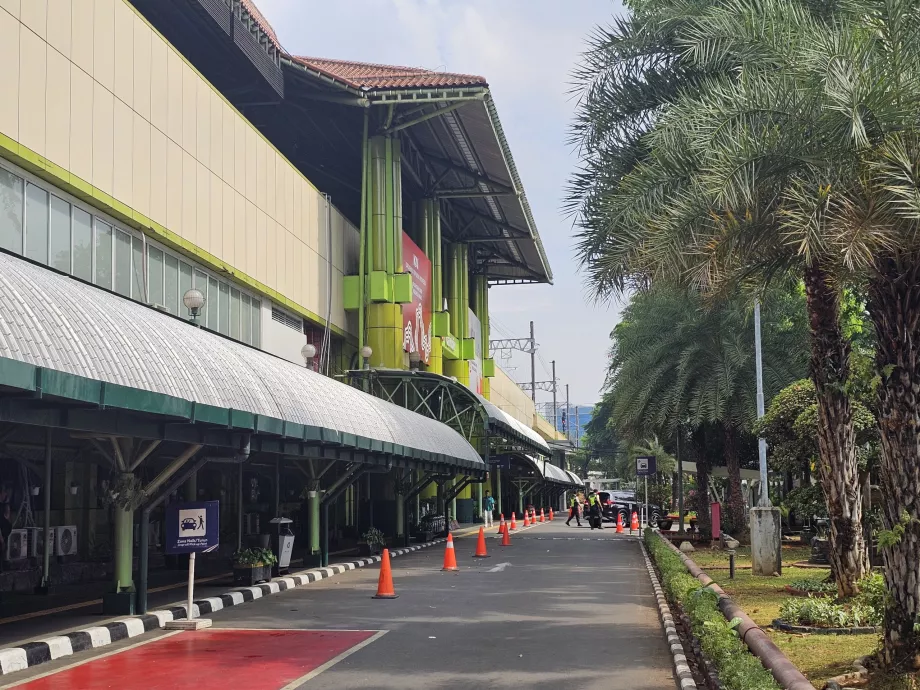 Stazione ferroviaria di Gambir