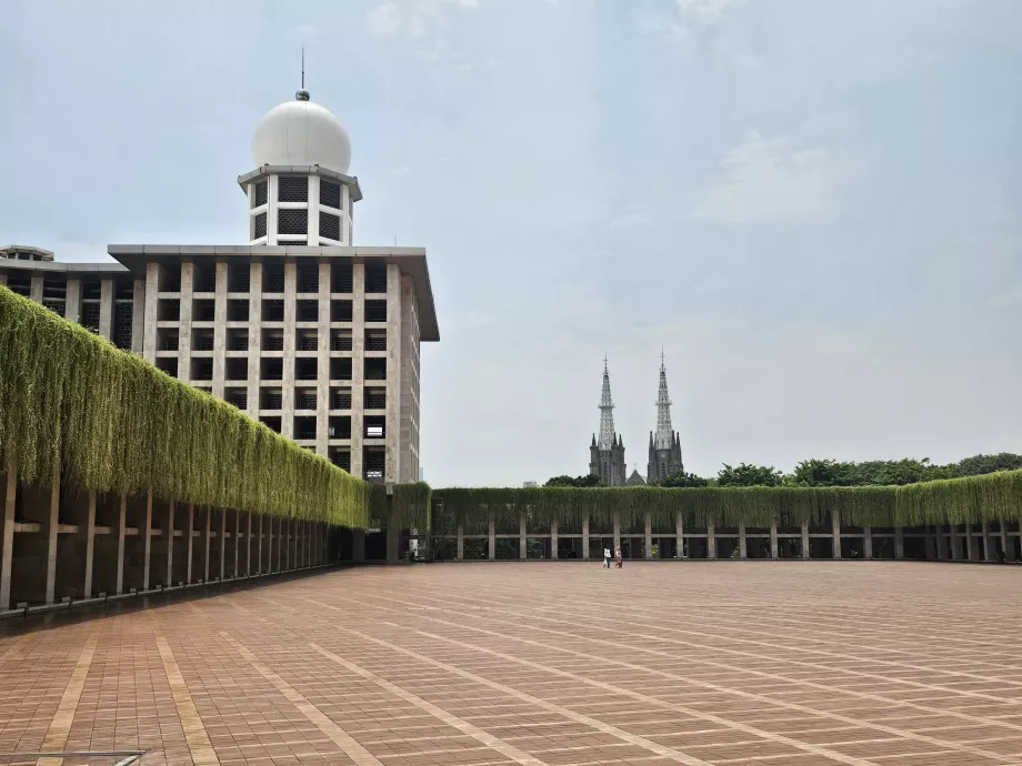 Moschea di Istiqlal con la cattedrale sullo sfondo