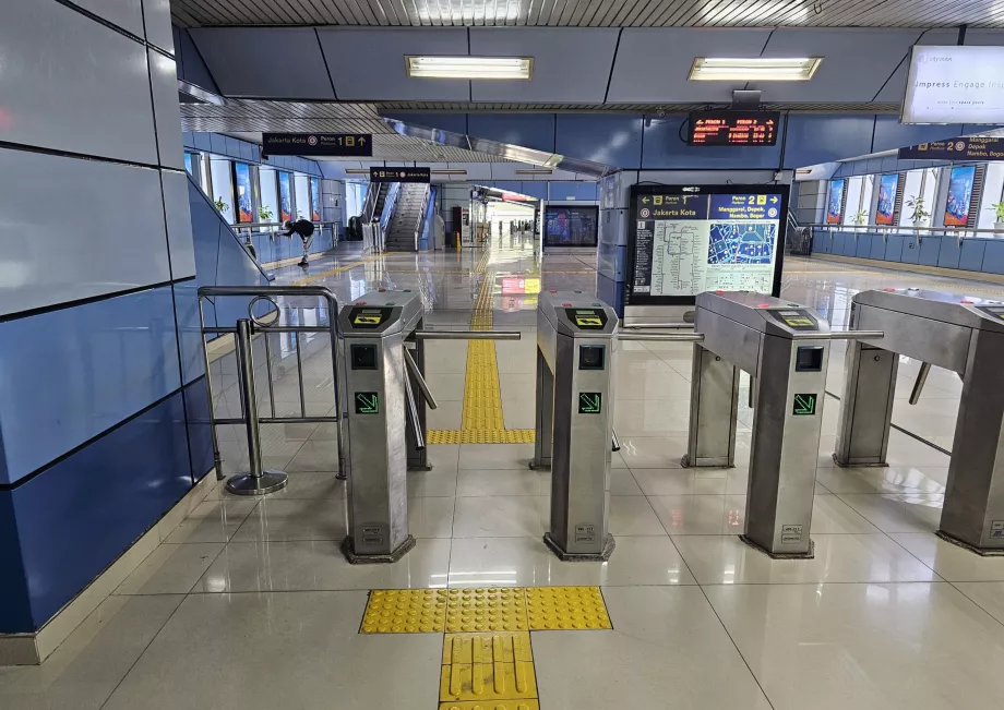 Tornelli in una stazione ferroviaria per pendolari