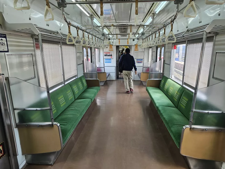 Interno di un treno suburbano