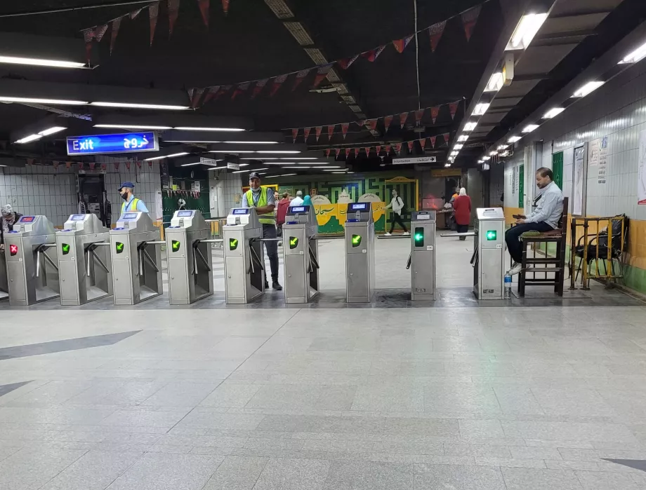 Tornelli all'ingresso della metropolitana