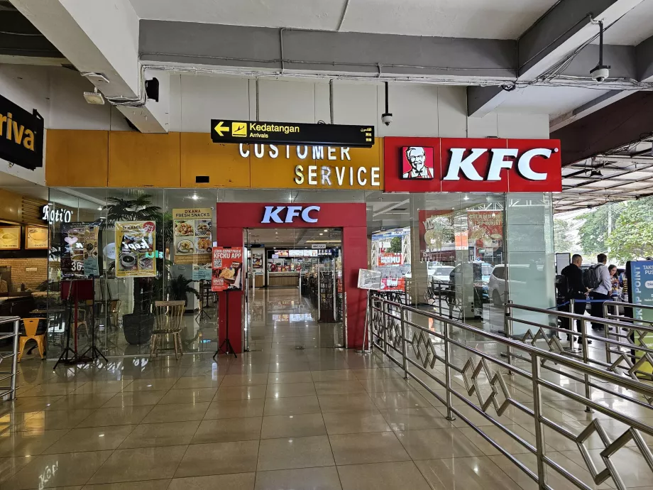 KFC di fronte alla sala arrivi