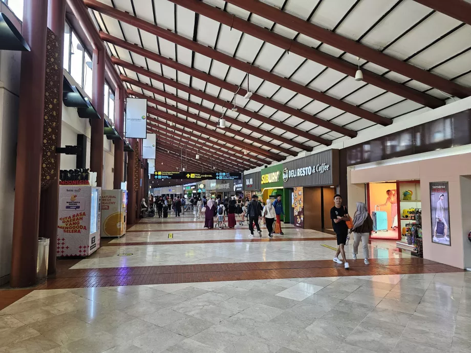 Ristoranti e negozi, Terminal 2