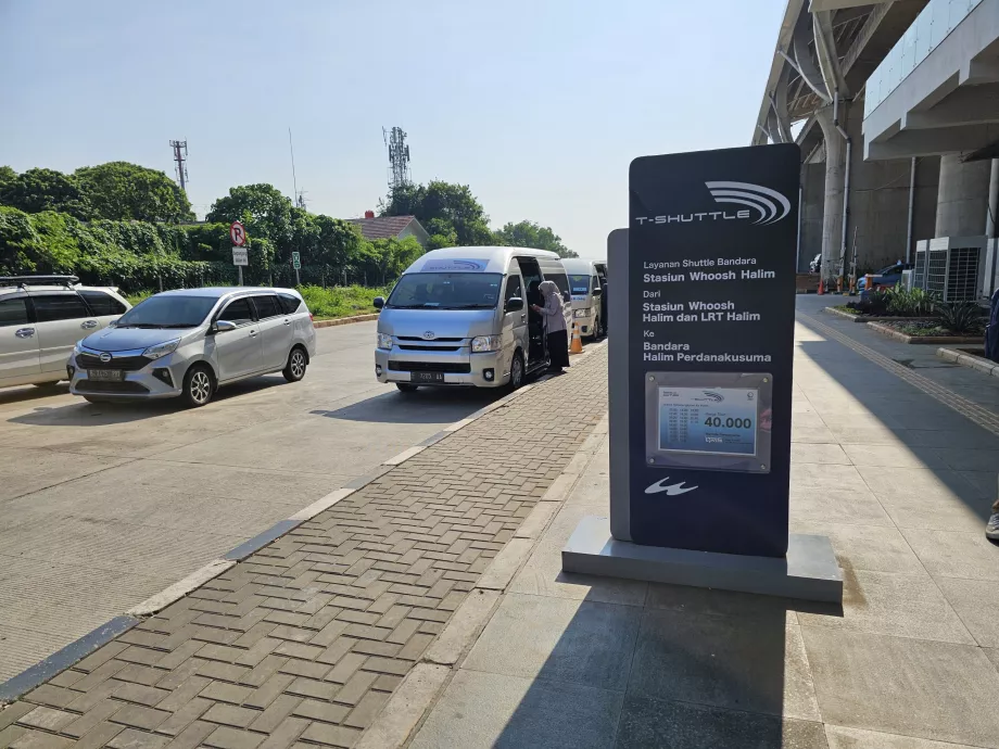 Fermata dell'autobus dell'aeroporto di Halim di fronte alla stazione dei treni veloci