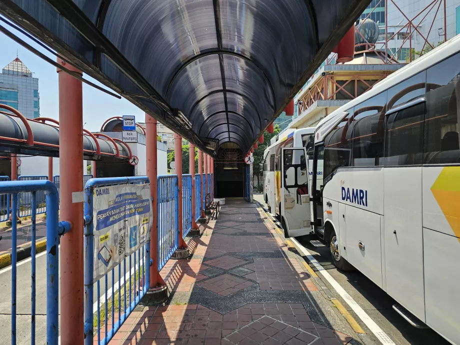 Fermata dell'autobus in direzione dell'aeroporto - Blocco M (binario 6)