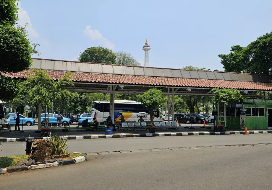 Fermata dell'autobus DAMRI vicino alla stazione di Gambir