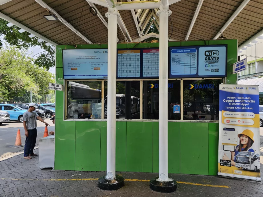 Cassa - fermata dell'autobus alla stazione di Gambir