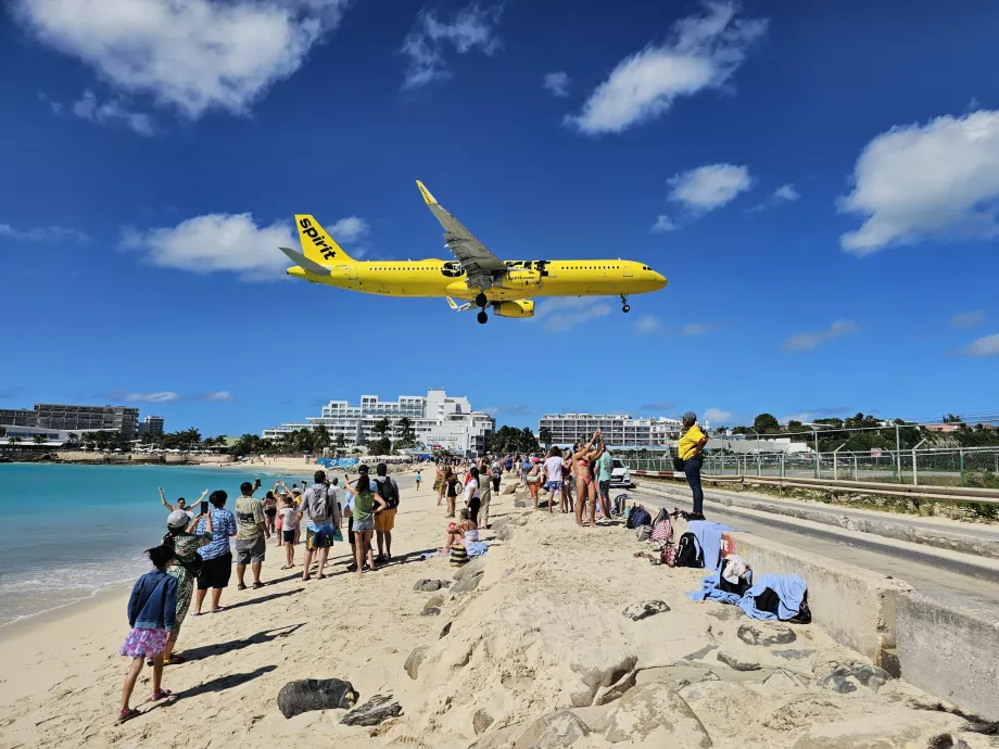 Arrivo della Spirit Airlines sopra Maho Beach