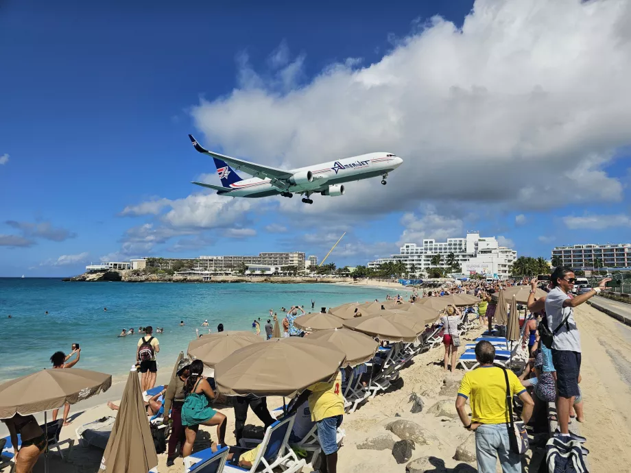 Ombrelloni con sdraio sulla spiaggia di Maho Beach