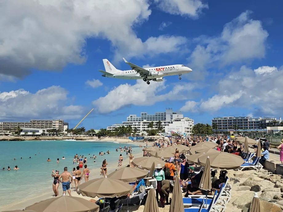 Sky High Dominicana sulla spiaggia di Maho