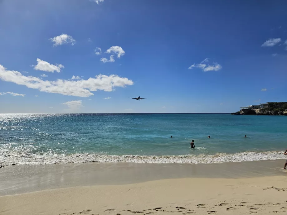 L'aereo in avvicinamento all'aeroporto di SXM