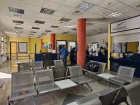 Banchi check-in e controlli di sicurezza, aeroporto di Leros