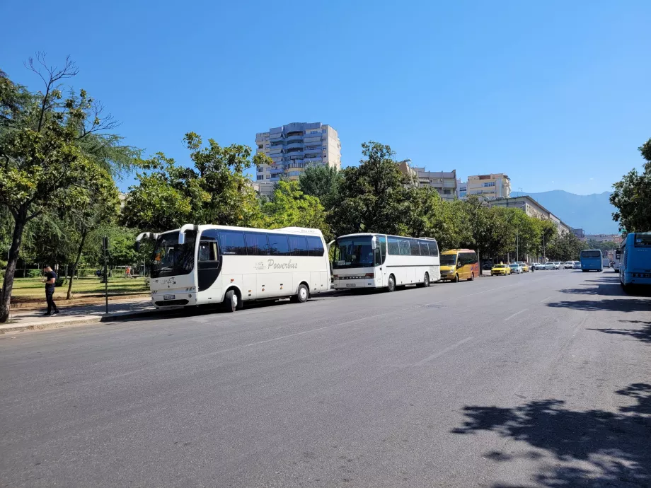 Autobus per l'aeroporto sul lato est della piazza