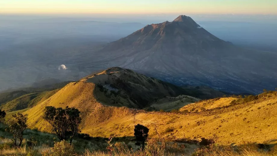 Vista dalla cima del Monte Merbabu sul vulcano Merapi