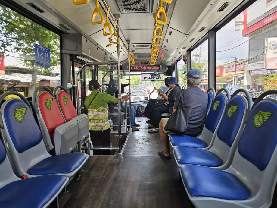 Interno degli autobus TransJogja