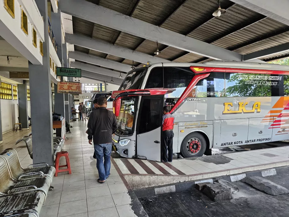 Autobus a lunga percorrenza per Surabaya