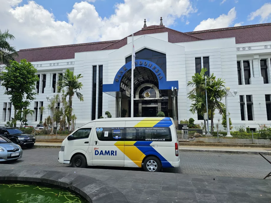 Fermata dell'autobus DAMRI di fronte alla Bank Indonesia