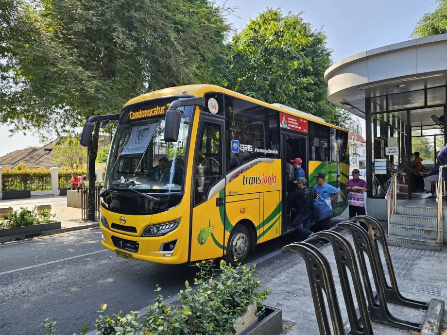 Autobus TransJogja, imbarco dal livello della strada