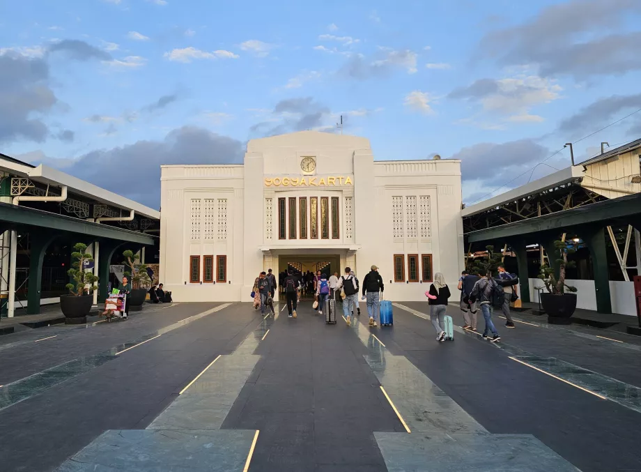 Ingresso est della stazione di Yogyakarta