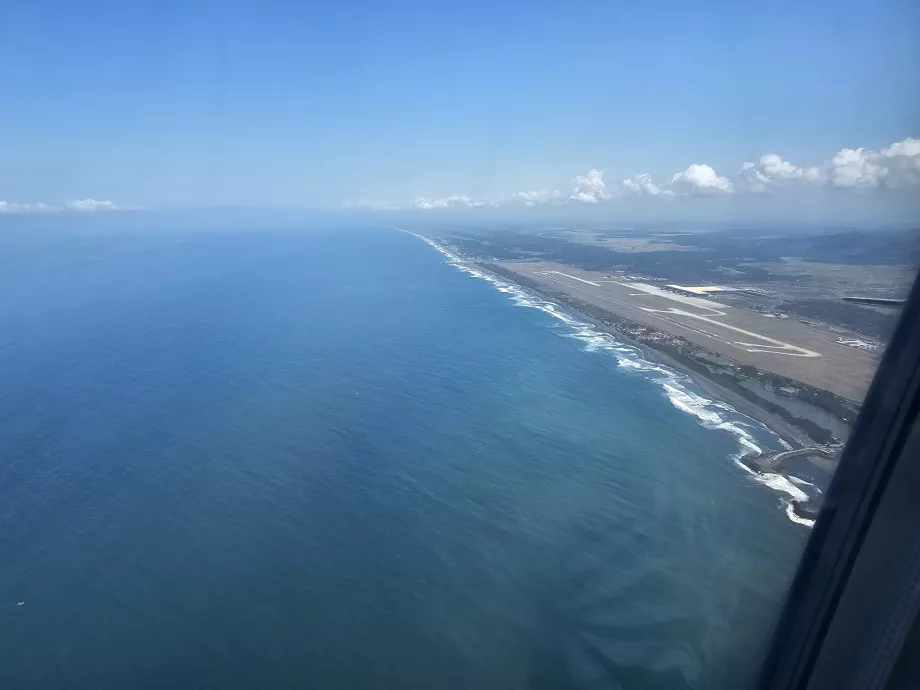 L'aeroporto YIA di Yogyakarta visto dall'aereo