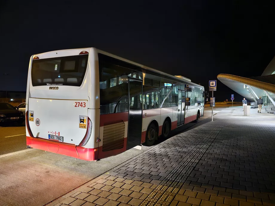 Fermata dell'autobus di fronte al terminal