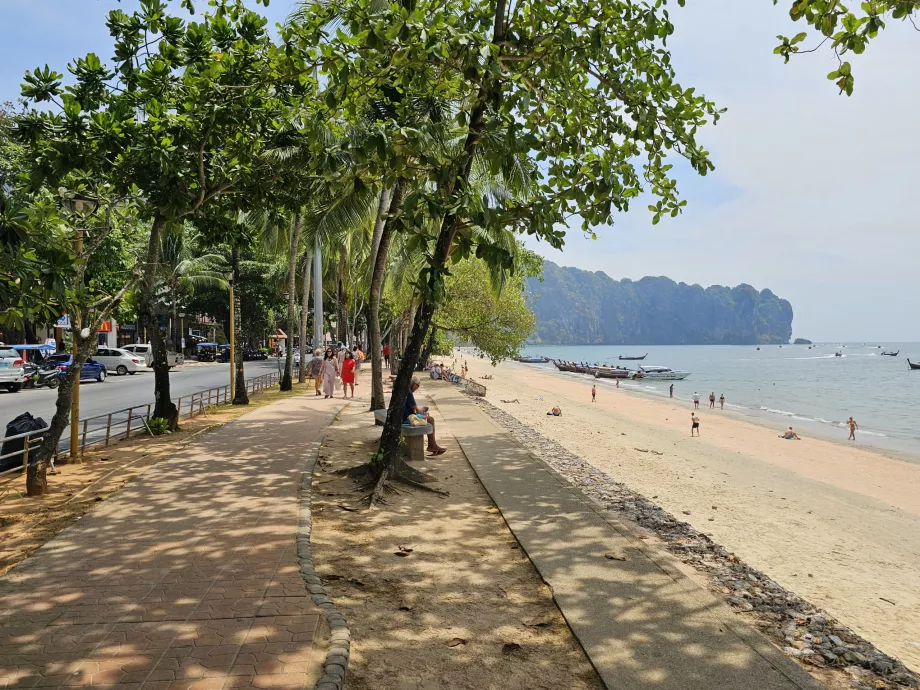 Lungomare e spiaggia di Ao Nang