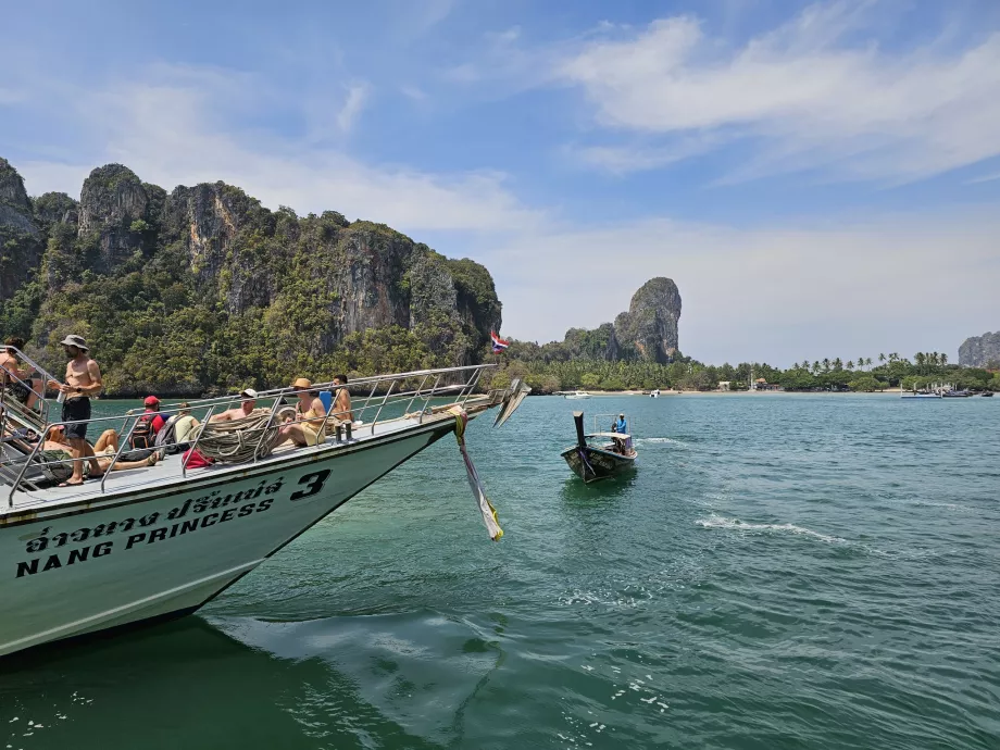 Ormeggio di grandi navi a Railay