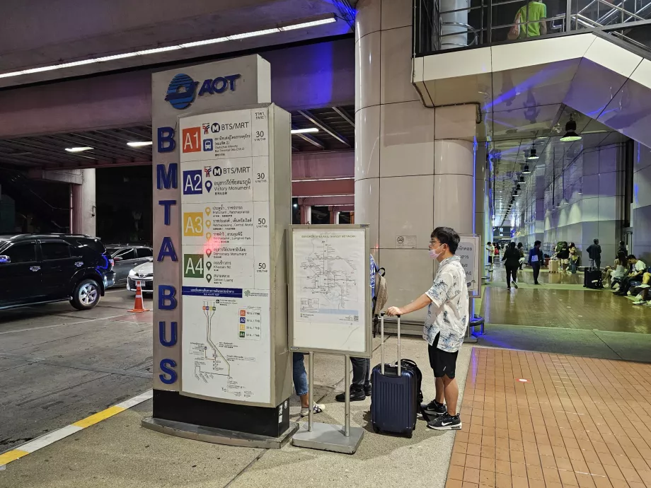 Fermata dell'autobus di fronte al terminal, Aeroporto DMK