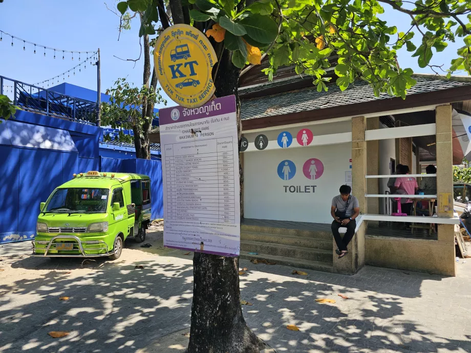 Servizi igienici sulla spiaggia e prezzi dei tuktuk, Kata