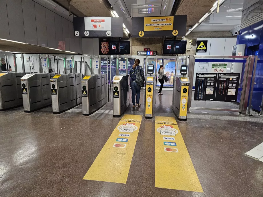 Tornelli all'ingresso della stazione della metropolitana