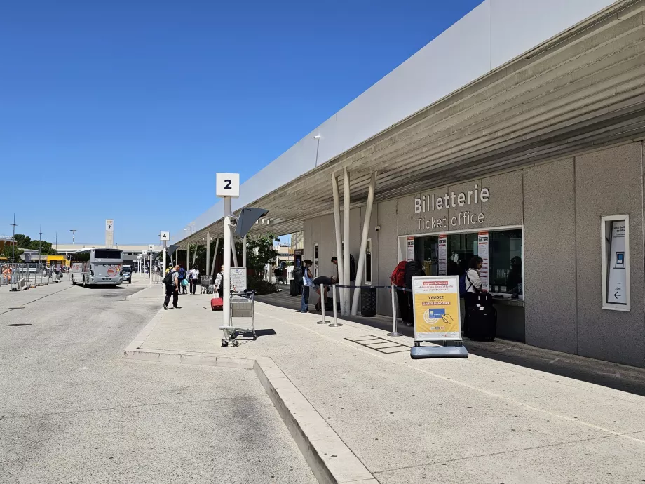 Biglietteria, stazione degli autobus di fronte al terminal