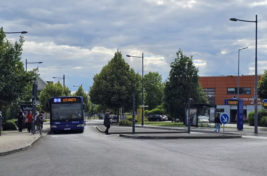 Linea di autobus 2, fermata in direzione del centro, sulla destra.