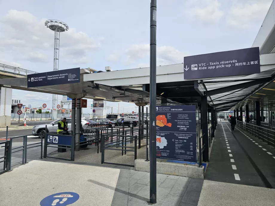 Stand per taxi e app mobili (Uber, Bolt), Terminal 4