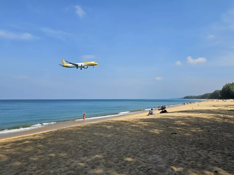 Scooter sulla spiaggia di Mai Khao