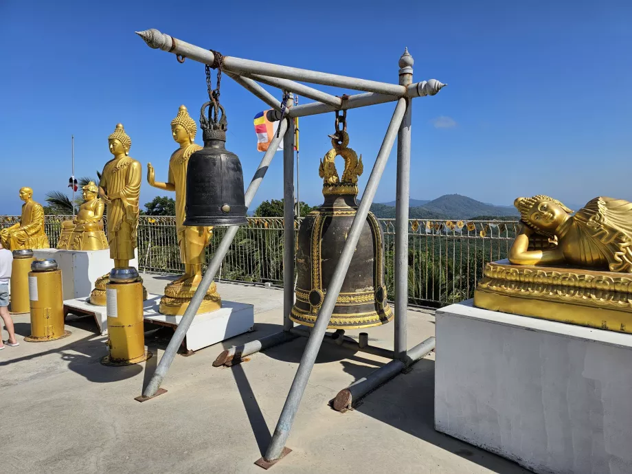 Statuette d'oro intorno al Grande Buddha