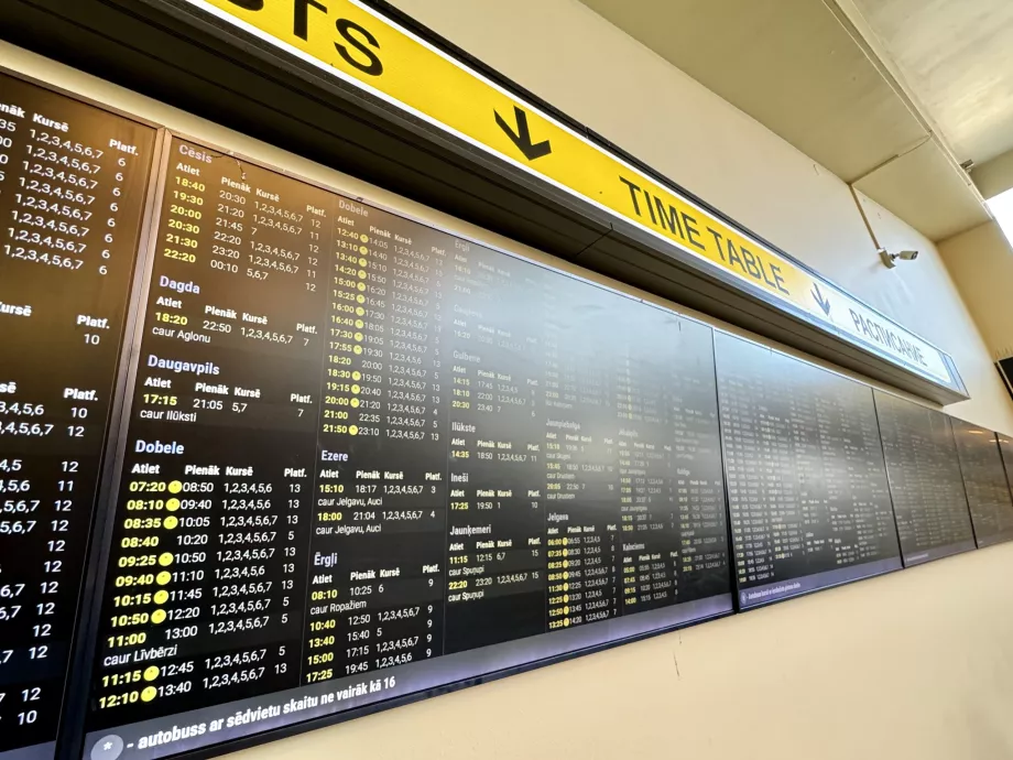 Tabellone degli orari alla stazione degli autobus