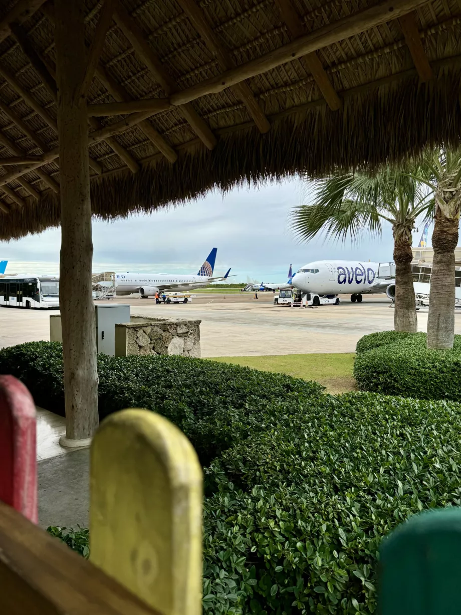 Vista dell'area aeroportuale dal parco giochi