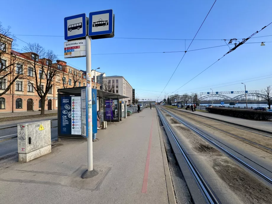 Fermata dell'autobus e del tram