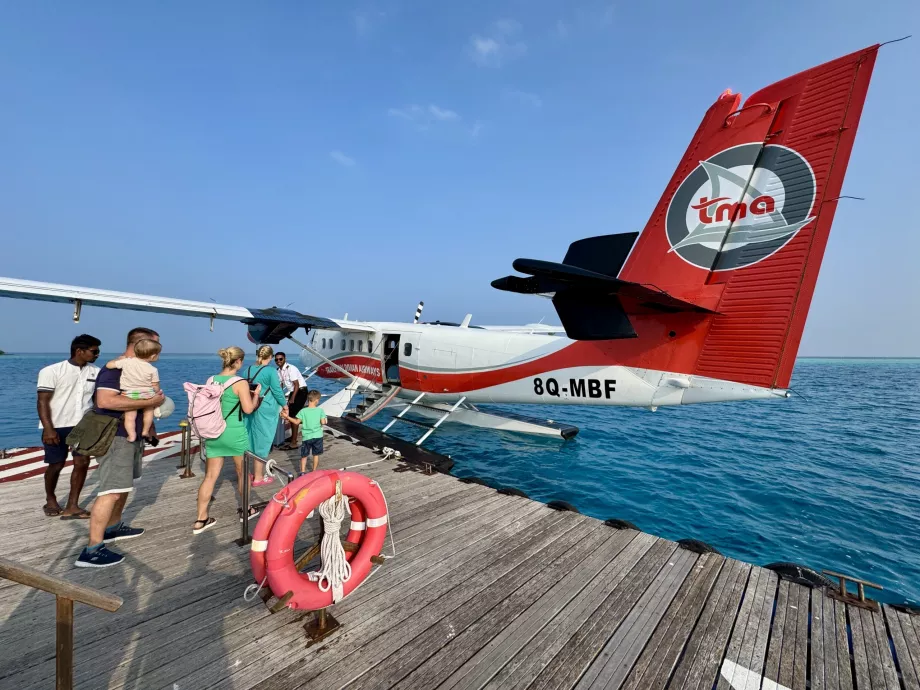 Imbarcarsi su un aereo in mezzo al mare