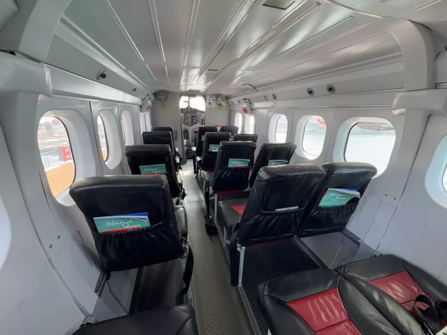 Interno dell'aereo di Trans Maldivian Airways