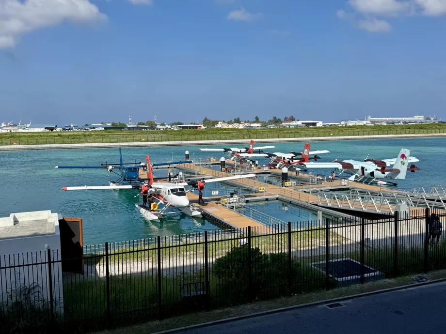 Gli idrovolanti di Trans Maldivian Airways visti dalla lounge