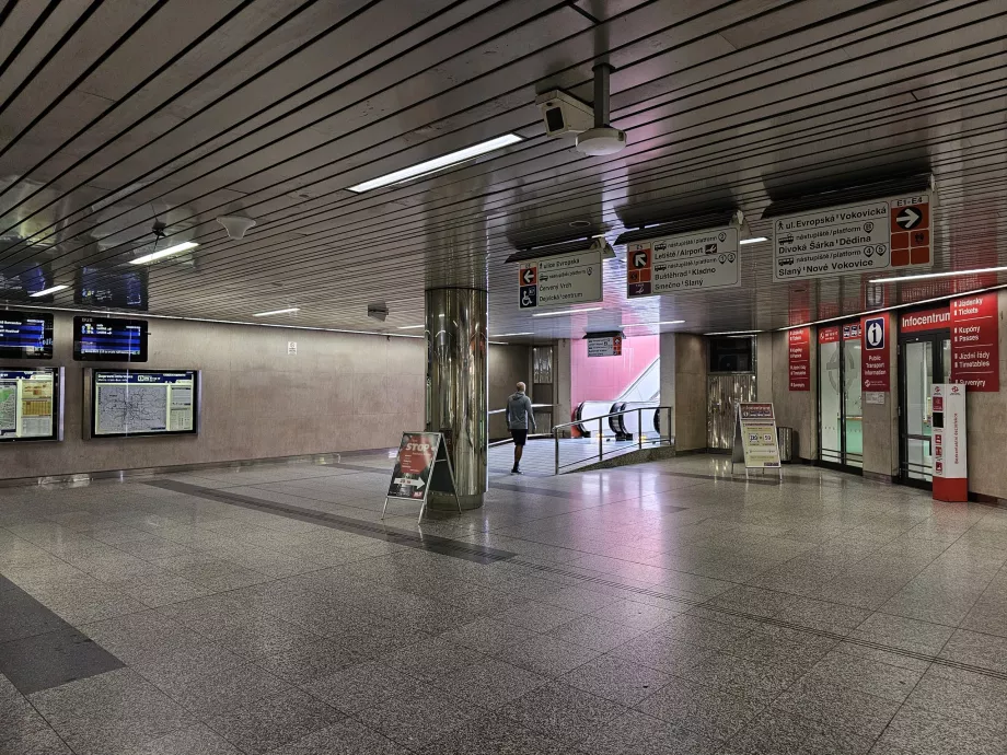 Uscita alla fermata del filobus presso la stazione della metropolitana Nádraží Veleslavín