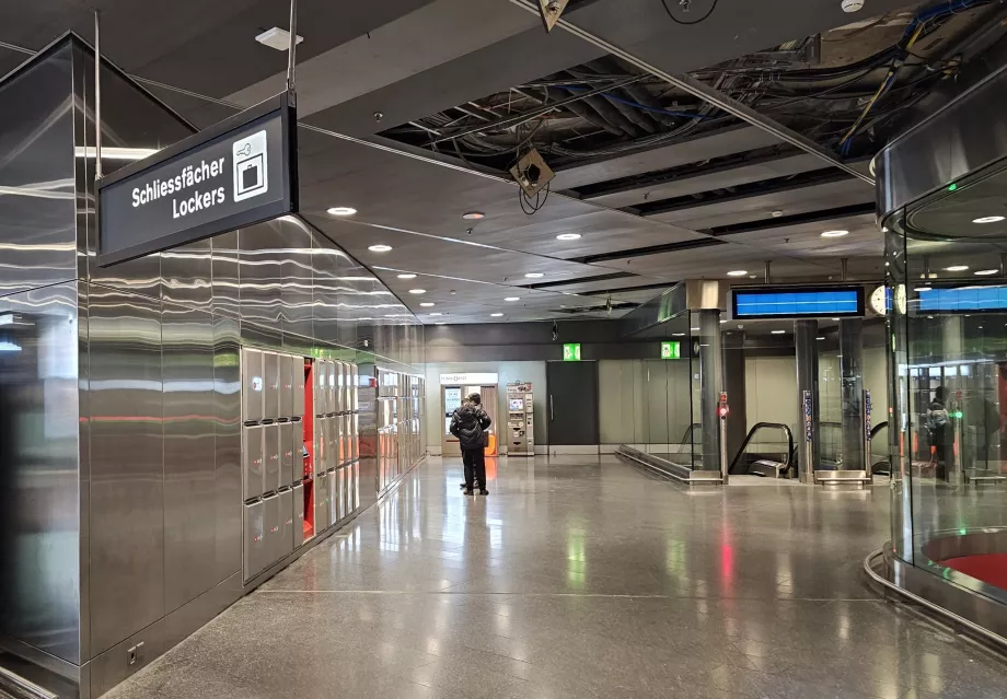 Armadietti per i bagagli alla stazione ferroviaria