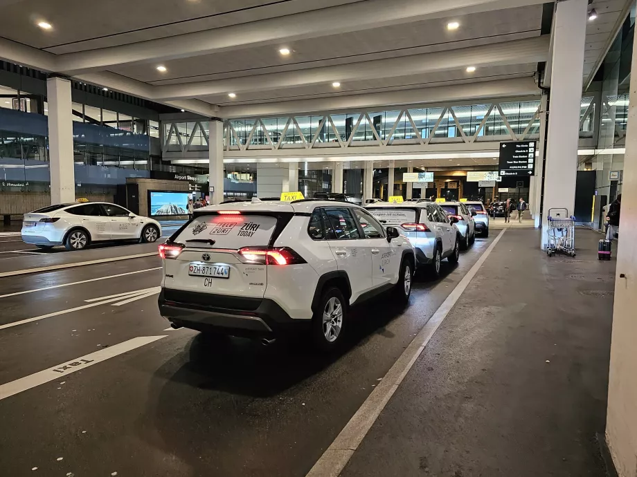 Fermata del taxi di fronte alla sala arrivi