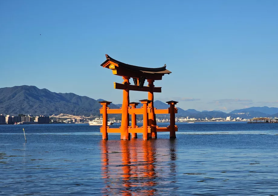 Porta Torii con l'alta marea